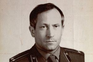 Oleg Gordijevskij i KGB-uniform som ambitiøs, loyal og højtuddannet officer. Foto fra bogen ”Spionen og forræderen” af Ben Macintyre