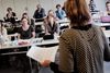 På baggrund af analyser er Roskilde Universitets bestyrelse og ledelse lige nu i gang med at drøfte, hvordan universitetet helt konkret gennemfører de fornødne besparelser.