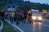 Asylsøgere på en motorvej nær Budapest. Flere end 150.000 mennesker har i år søgt at nå EU over Ungarn. Foto: Frank Augstein/AP