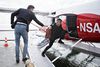 Direktør Lasse Rungholm, Nordic Seaplanes, stiller Henrik Østergaards bagage ind i flyet inden takeoff. Foto: Tobias Nicolai
