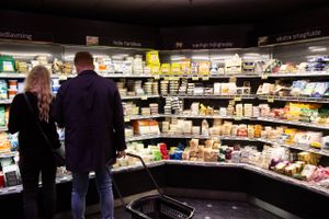Forbrugerpriserne på fødevarer er højere end nogensinde før. Det ser dog ikke ud til, at hverken supermarkederne eller fødevareindustrien har skruet op for indtjeningen.
