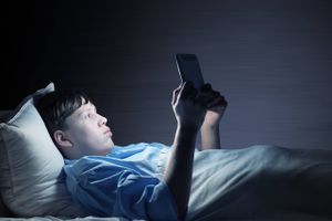 Det blålige lys fra skærme kan gøre det sværere at falde i søvn.