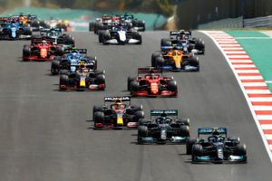 Lewis Hamilton sluttede foran Max Verstappen i Portimão, hvor Valtteri Bottas ikke udnyttede pole position.