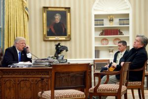 Donald Trump ses her i Det Hvide Hus i selskab med sin tidligere chefstrateg Steve Bannon, og den tidligere sikkerhedsrådgiver Michal Flynn. Arkivfoto: Alex Brandon/AP