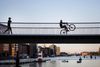 København har fået en ny 230 meter lang cykelslange ved Fisketorvet på Vesterbro. Broen har kostet 38 mio. kr. og har allerede høstet stor anerkendelse i udenlandske medier.