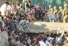 Onsdag fløj det sidste danske Hercules-fly ud af Kabul med over 100 evakuerede. Operationen er nu slut. Uden for lufthavnen er der fortsat kaotiske scener med tusindvis af afghanere, der forsøger at ud af landet. Foto: Reuters / fra Twitter