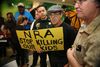 Protester mod National Rifle Association (NRA) i forbindelse med retssagen mod Nikolas Cruz. Foto: Charles Trainor/AP