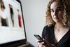 Den 23-årige Sascha Lund Elsberg har flere gange oplevet, at hun har talt om noget med sin mor eller kæreste, hvorefter hun har fået reklamer for de pågældende ting. Foto: Morten Lau-Nielsen