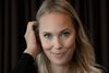 »I en tid, hvor vi står i ikke bare én, men flere store kriser, kan litteraturen leverer den dybe, frie tænkning,« sagde forfatter Josefine Klougart i sin takketale. Foto: Kim Frost