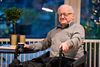 92-årige Cresten Bejsgaard på Plejehjemmet Birkebo i Aalborg efter sin vaccination mod COVID-19 som den første i Region Nordjylland, søndag 27. december. Foto: Henning Bagger/Ritzau Scanpix