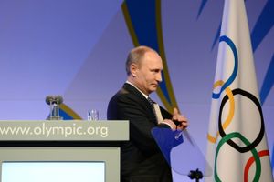 IOC fratager Vladimir Putin den olympiske orden, han fik i 2001. Det sker som følge af krigen i Ukraine.