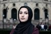 22-årige Faten Mahdi Al-Hussaini er en kendt debattør i Norge. Fra den 31. august er hun aktuel i fire programmer med titlen "Faten tager valget". Foto: Julia Naglestad/NRK