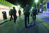 Politiet kontrollerer i gaderne på ferieøen Mallorca, hvor flere turister de seneste dage har festet til frustration for lokale på øen. Foto: Reuters/Ritzau Scanpix