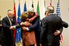 EU’s udenrigschef, Catherine Ashton, fik en stor krammer af USA’s udenrigsminister, John Kerry, og den franske udenrigsminister, Laurent Fabius, gav smilende sin iranske kollega, Javad Zarif, et knus.Et usædvanligt billede efter en usædvanlig aftale. Foto: Martial Trezzini/AP