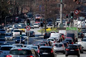 Transportministeren tror på roadpricing, det samme gør trafikforskere. Også FDM er positive, hvis modellen skrues rigtigt sammen. I landdistrikterne hilses tankerne om at lade bilisterne betale, alt efter hvor meget trængsel der er på vejen, velkommen, især hvis der tages højde for, om der er andre muligheder end at køre i bil. Roadpricing kan være en realitet i Danmark inden 2030.