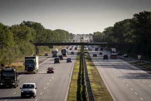 Der er 10 pct. færre personbiler på vejene, men flere lastbiler, siden opfordring om mere hjemmearbejde.