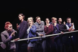 Her er afgangsholdet på skuespilleruddannelsen i Odense: Amanda Bøgestrøm Isaksen, Thomas Diepeveen, Josefine Tvermoes, Niels Skovgaard Andersen, Anna Bruus Christensen, Lue Støvelbæk, Sarah Juel Werner og Anders Skov Madsen. Foto: Emilia Therese