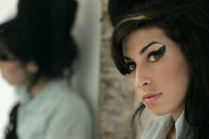 Kjoler til en værdi af 130.000 pund er blevet stjålet fra Amy Winehouses gamle hjem i det nordlige London.