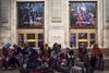På hovedbanegården Milano Centrale sidder flygtninge fra Syrien og venter på at komme videre ud i Europa. Inden de beslutter sig for den endelige destination, bliver de gældende asylregler i de enkelte lande studeret nøje.