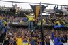Fans af Boca Juniors klatrer op ad hegnet inden en kamp på hjemmebanen La Bombonera mod River Plate i 2007. I øjeblikket bliver kampene spillet uden udefans på grund af frygt for uroligheder mellem fansene. Foto: Natacha Pisarenko