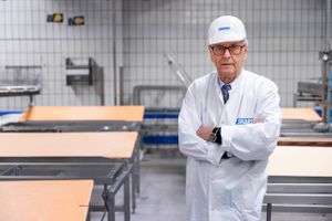 Skare Meat Packers, der har fået skarp kritik fra Fødevarestyrelsen og kæmper for overlevelse, er stødt på et nyt problem. Stifter Kurt Skare har millionkrav klar, hvis det bliver nødvendigt.