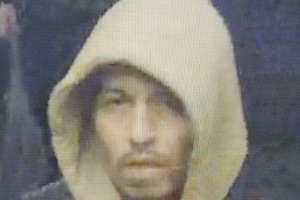 Politi efterlyser mand, som skubbede tilfældig 19-årig kvinde ud på togskinner, kort før toget kom.