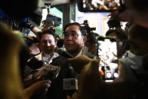 Premierminister Prayut kan overleve, selv om oppositionen har flertal i Thailands parlament.