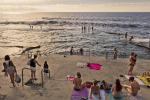 Ved den lille strand La Maceta kan man bade i naturbassiner, hvor børn og forældre ikke skal bekymre sig om de stærke havstrømme. Foto: Getty Images