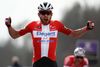 Kasper Asgreen hentede karrierens største sejr i Flandern Rundt iført dannebrogstrikoten foran Mathieu van der Poel. Foto: David Pintens/AFP