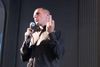 Den er denne finger, som kan ses på Youtube, Grækenlands finans minister, Yanis Varoufakis, mener er manipuleret.