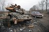 Der er blevet mere stille ved frontlinjen i Østukraine, hvor begge parter i konflikten er begyndt at trække de tunge våben tilbage. Foto: Vadim Ghirda/AP