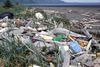 Kysten på Montague Island, Alaska, er dækket af affald. Noget af affaldet stammer fra tsunamien, der ramte Japan i 2011. Foto: Alaska Department of Environmental Conservation