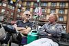 Over frokosten i den fælles køletaske vender de to håndværkere Morten Mollerup (t.v.) og Bjarne Dalsgaard tonen i valgkampen, og den får ikke topkarakter. Foto: Niels Hougaard