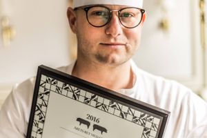 Brian Mark Hansen er køkkenchef på Søllerød Kro, og så er han valgt som Danmarks kandidat til Bocuse d’Or-prisen. Her deler han ud af sine tips i køkkenet.