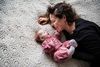 Louise Aarsø med sin datter Elea på 6 måneder. Elea har nedsat immunforsvar og kan ikke tåle at få mæslinger. Foto: Stine Bidstrup