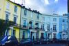 Chalcot Crescent ligner til forveksling den berømte gade “Cherry Tree Lane” fra filmen Mary Poppins. Den er dog filmet i et studie og ikke i Primrose Hill. Til gengæld er scener fra den populære børnefilm om bjørnen Paddington filmet på denne gade. Foto: Sandra Samuelsen