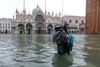 Venedig er ramt af det mest voldsomme højvande siden 1966, efter at en usædvanligt stor tidevandsbølge tirsdag ramte den ikoniske, italienske kanalby. Foto: Manuel Silvestri/Reuters