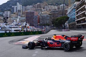 Mercedes og Ferrari havde det svært i Monaco, hvor Red Bulls Max Verstappen vandt og lægger sig i front.