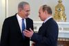 Har vi en aftale? I følge medierapporter har Ruslands præsident, Vladimir Putin (t.h.) og Israels premierminister, Benjamin Netanyahu, i den russiske badeby Sotjio indgået en aftale om, at Rusland ikke leverer s-300 raketter til Syrien – mod at Israel ikke angriber Syrien. Foto: Maxim Sjipenkov/AP