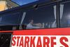 Sveriges statsminister Stefan Löfven fra Socialdemokraterne har lige stemt og tager nu fire stop med kampagnebussen på valgdagen. Foto: Jette Elbæk Maressa.