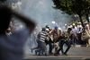 Demonstranter bærer i juli 2013 liget væk af en mand skudt af egyptiske soldater i Kairo. Arkivfoto: Khalil Hamra/AP