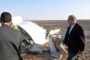 Den egyptiske premierminister Sherif Ismail Mohamed undersøger ulykkesstedet. 