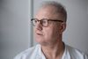 Lars Østergaard, ledende overlæge på infektionsafdelingen på Skejby, blev uddannet læge fra Aarhus Universitet i 1990, og siden har hans karriere været målrettet infektionsmedicinen. Foto: Christian Lykking