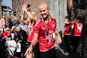 Pernille Harder under fejringen af det danske kvindelandsholds sølvmedaljer ved EM 2017. Foto: Gregers Tycho