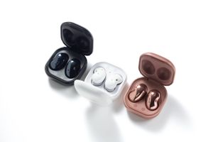 Med Galaxy Buds Live går Samsung nye veje og med overraskende stor succes. Det specielle bønnedesign er lidt af en genialitet, og på både lyd og features er Buds Live uden sammenligning de stærkeste earbuds, Samsung har leveret.