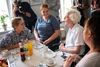 Mette Frederiksen taler med den 81-årige Inge, der ikke har meget at klage over. Ud over sovsen. Foto: Kim Frost
