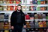 Ayman Hassoun, der er direktør i slikbutikken Vingummi, fik en god idé under coronakrisen. Derfor bringer den aarhusianske slikbutik nu bland selv-slik ud til hele landet via onlinebestillinger. Det har øget salget med 50 pct. og var måske ikke blevet til noget, hvis ikke krisen havde tvunget butikken til at tænke kreativt. FOTO: Christian Lykking