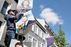 Jakob Ellemann-Jensen (V), miljø- og fødevareminister, brugte fem minutter på at hænge sin første valgplakat op på gågaden i Aarhus. Foto: Mathilde Bech