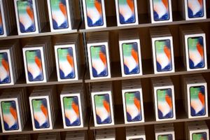 Apples iPhone X smartphones er her set i et udstillingsvindue i en butik i New York. Apple arbejde på at forbedre kamerafunktionen. Foto: Bloomberg photo by Michael Nagle.