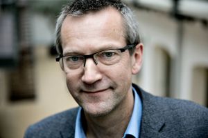 Formanden for energikoncernen Andel har været i flyskjul, mens overskrifter om millionbonusser i et af hans datterselskaber har raset. Nu åbner han munden.